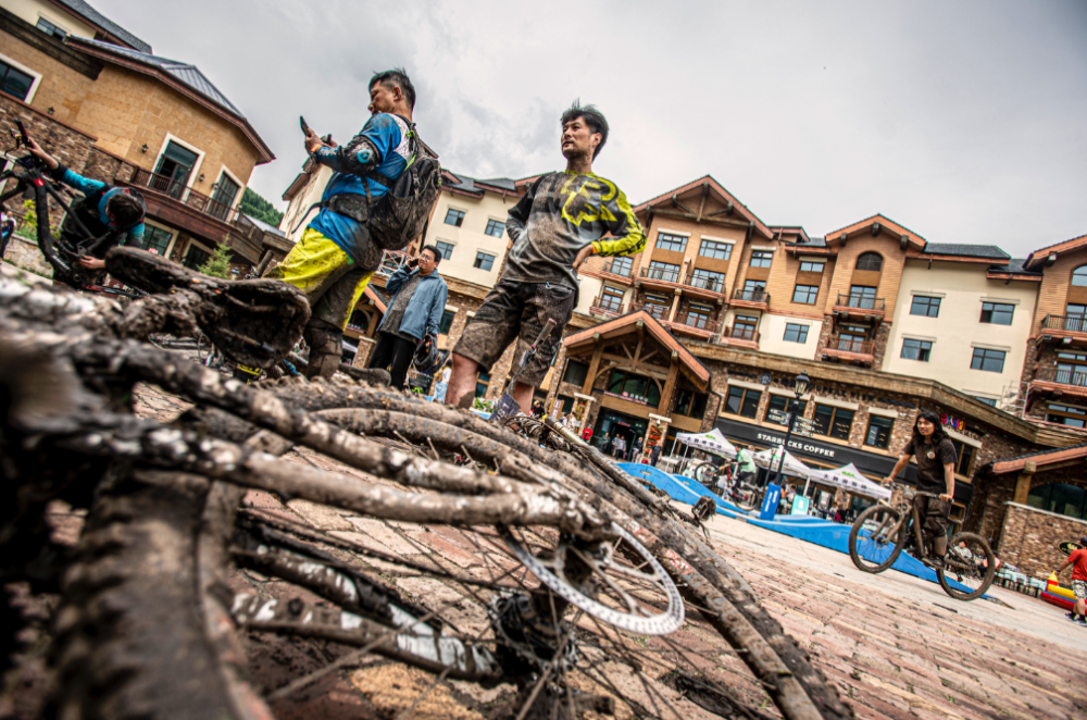 - 卡利亚里主场雨战告捷，撒丁岛雄狮逃离降级区